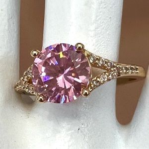 Joan Boyce 🆕Size 9 4.48 ct pink & white cubic zirconia round cut gold tone ring
